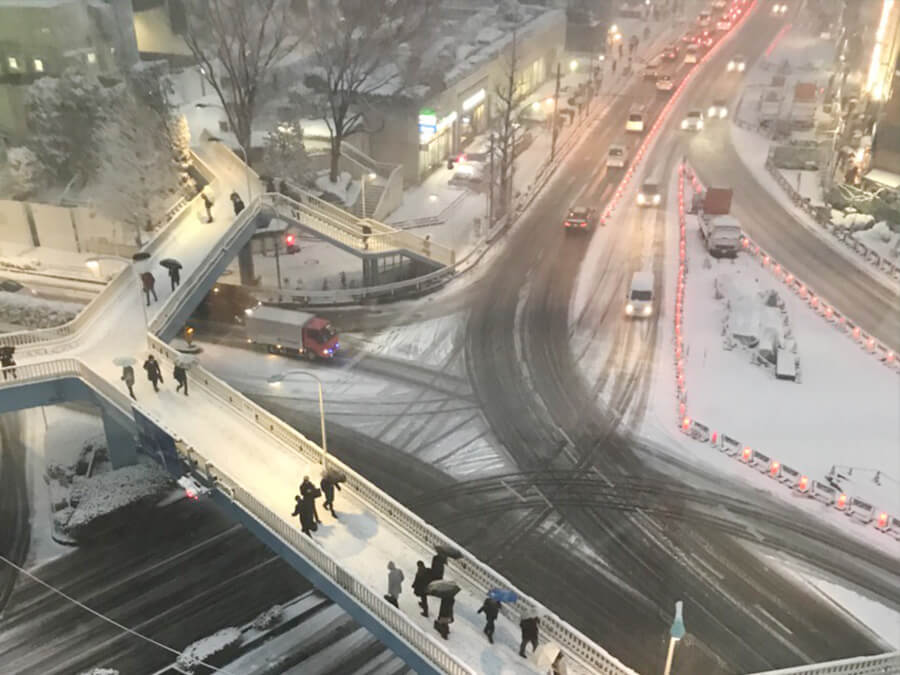 雪が残る道路